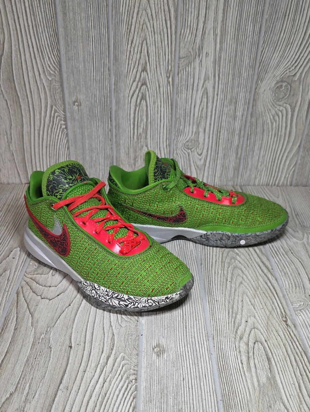 Nike LeBron 20 Stocking Stuffer Athletic Sneakers Kids Youth Size 6.5Y
